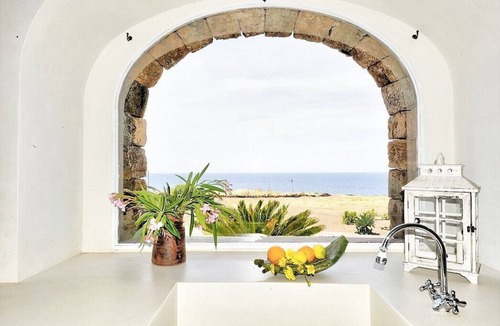 Pantelleria House | Villa Meriggio C: A characteristic and welcoming dammuso with the fascination of the typical and ancient houses of the island.