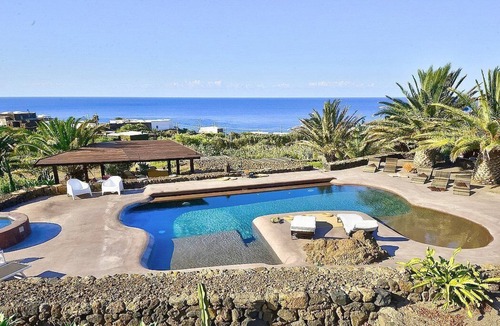 Pantelleria House | Villa Meriggio C: A characteristic and welcoming dammuso with the fascination of the typical and ancient houses of the island.
