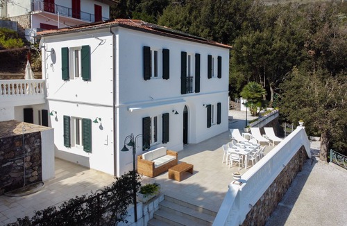 Rio Marina Villa | Villa Porticciolo has an heartbreaking view.