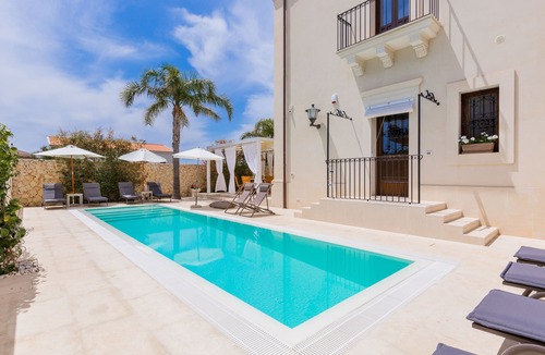 Avola Villa | Villa Raphael, luxury property with swimming pool and sea view
