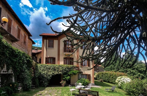 Civenna Villa | Villa with 7 beds, 3 bathrooms, private garden, heating, wifi.
