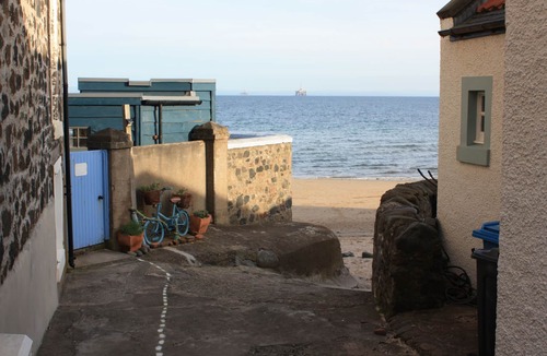 Lower Largo Apartment | Vintage Beach House - a calm, stylish space by the beach.