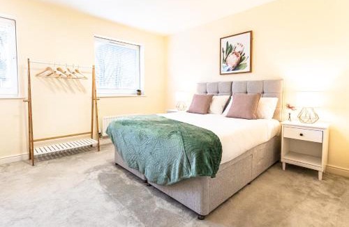 Milton Keynes House | Waterside Lodge by PAY AS U STAY