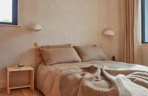 Ballycastle Apartment | Yarn - Milo Deluxe King Suite