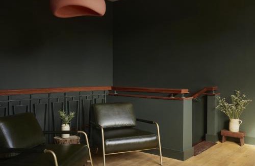 Ballycastle Apartment | Yarn - Milo Deluxe King Suite