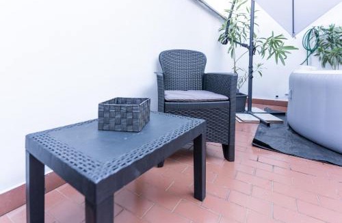 Casale Monferrato Apartment | Zen Retreat per Coppie con Jacuzzi - Dehor e Garage Privato - Check in Automatico 24 7