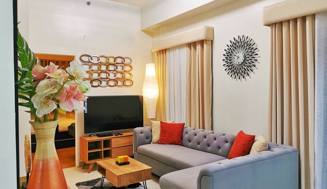 2 Beds Penthouse End Unit, Great Panoramic City View w/FREE Parking