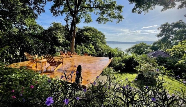 2 private casitas & 1 private bedroom in front of the Laguna de Apoyo