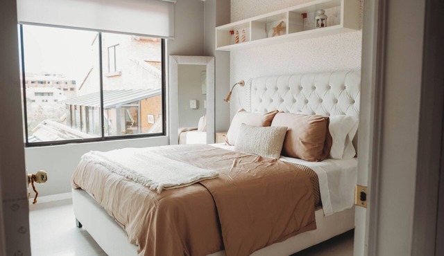 3-bedroom apartment. 10min away from Cathedral Tranvia stops in front of it.