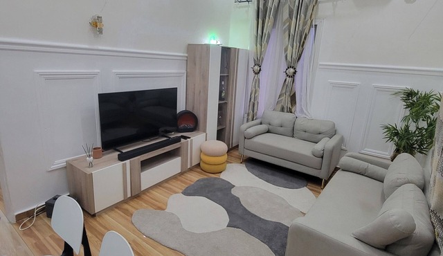 3 minutes from MAYA-MAYA (batignole) airport, secure residential area.