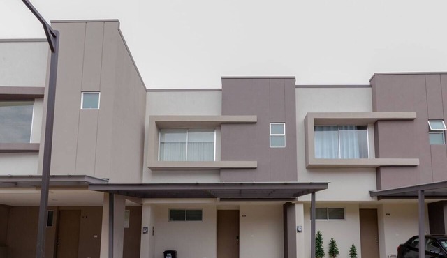 Accommodation in Cariari: 2 bedrooms, kitchen, living room, garden, BBQ, and pool in the clubhouse.