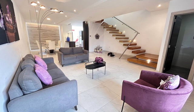 Beautiful house+suite: Convenient, comfortable, safe, well located, garage, barbecue area