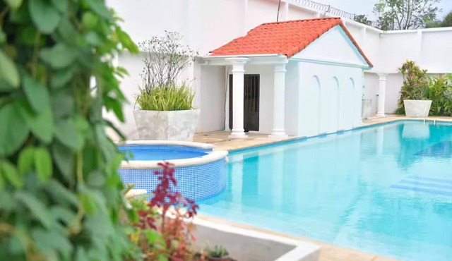 Beautiful large palace with huge private pool less than 10min from the airport