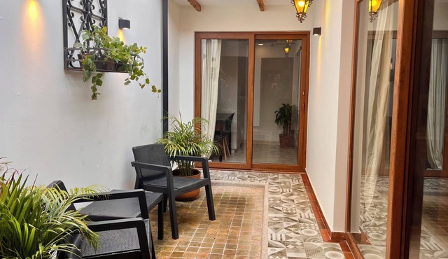 Colonial Courtyard Suite in Centro Histórico + Tranvía Tram