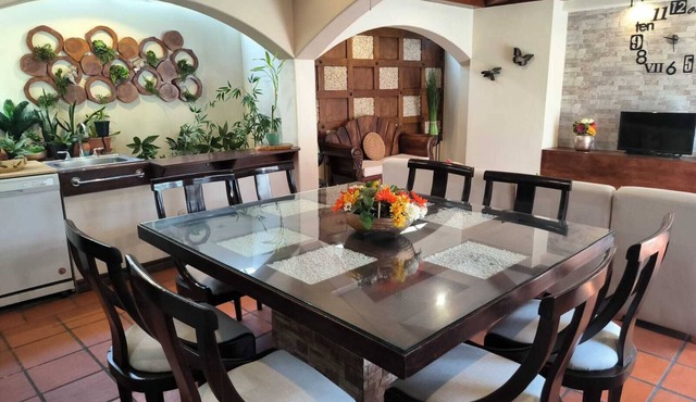 Elegant and cozy house, Air conditioning, near by the Airport