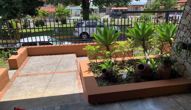 For big groups a 4 bedrooms, 3 bathrooms house near to the Airport