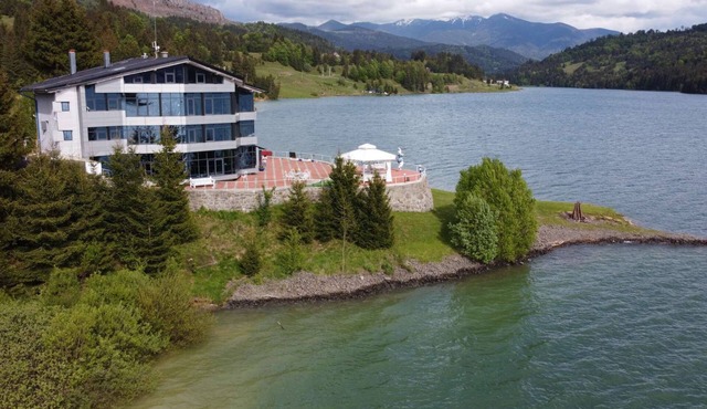 French villa on the shore of Lake Colibita