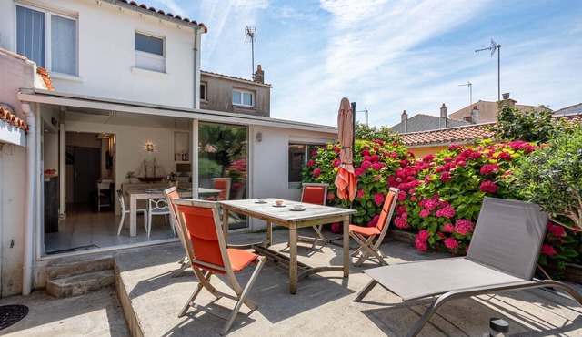 La Maison Des Amis – 8 Guests, Wi-Fi and Air Conditioning