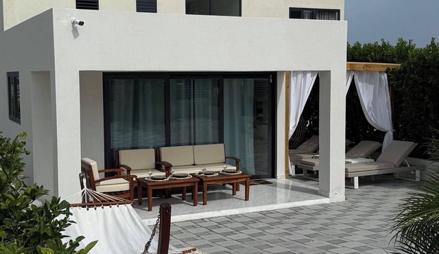 Modern 2-Bedr Oceanfront Villa with Hot Tub & Lounge Patio
