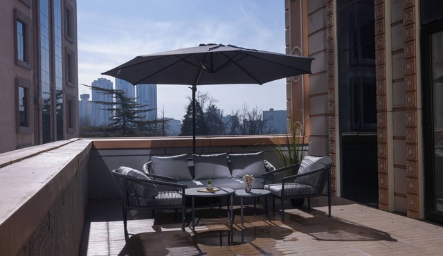 Modern Luxe Retreat: City-Centre Living with Stunning Panoramic Deck Views