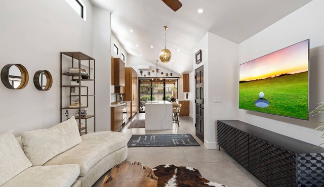 Modern Retreat w/Community Pool-5 mins to ASU