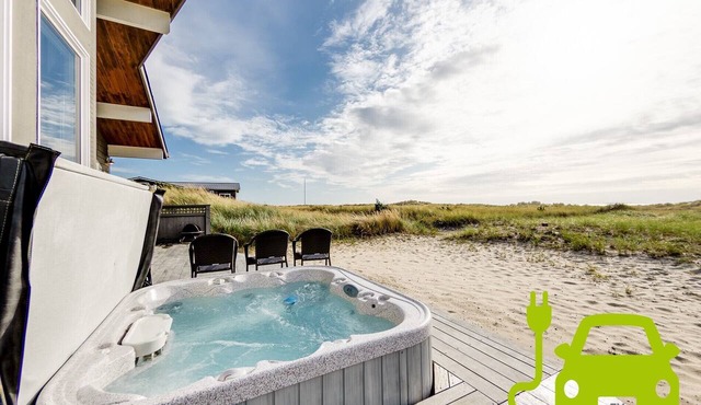 Ocean Breeze MCA#1374-Luxury Oceanfront, hot tub, 5 bdrm, gourmet kitchen