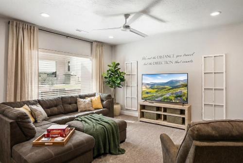 Perfect Family Getaway with Pool, Lazy River & Gym