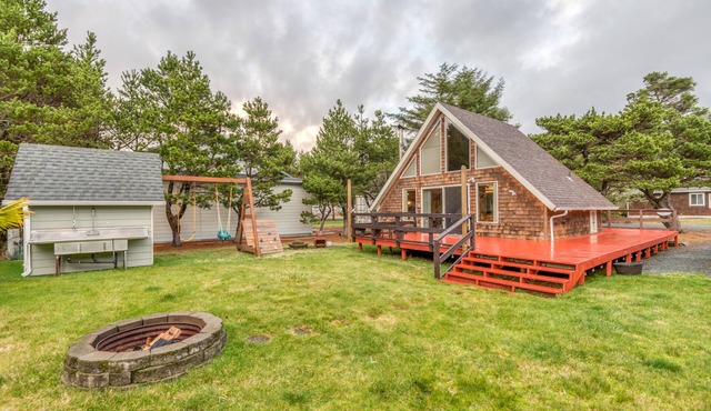 Romantic A-Frame Beach Cottage, Blocks to the Beach, Deck, Fireplace and Firepit