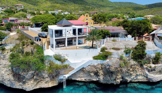 Seafront Villa in Lagun Curaçao -pool-Wifi + With Private access to sea!