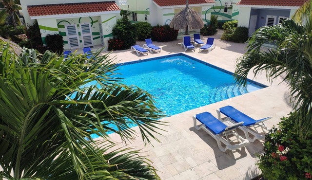 Serenity Haven: Garden-View Retreat at Lagoon Bay"