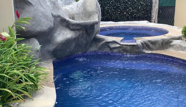 Spacious 8-bedroom Villa, Pool, Jacuzzi additional, A/C, Airport