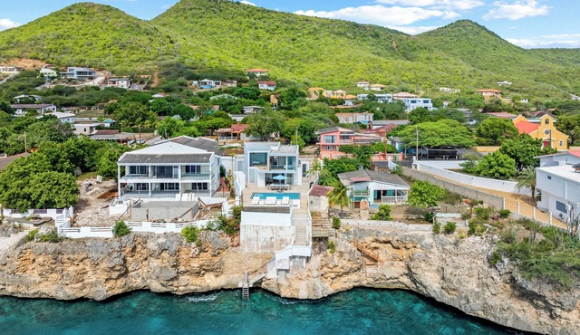 Stunning Seafront Villa in Lagun, Curacao – 5 Bedrooms with Direct Sea Access