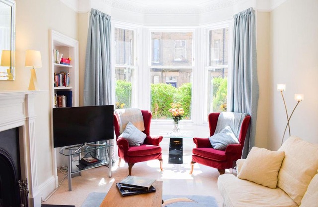 2 Bedroom Edinburgh Flat With Garden