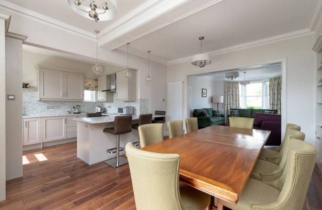 30 Lade Braes - a townhouse that sleeps 8 guests in 4 bedrooms
