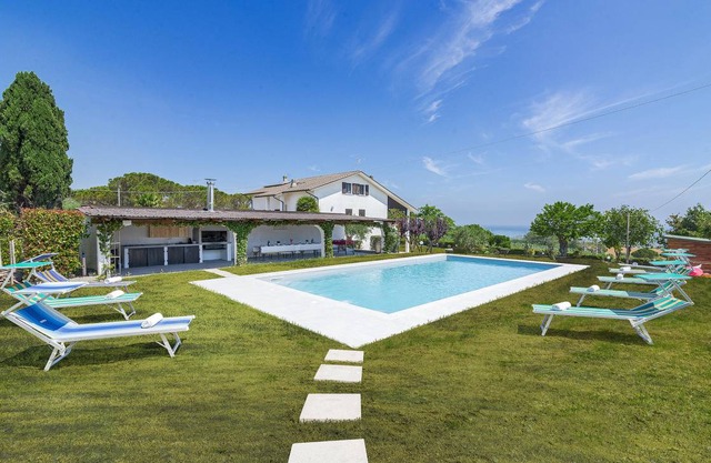 350 m² House ∙ 6 bedrooms ∙ 16 guests