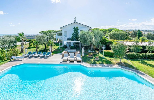 400 m² House ∙ 13 bedrooms ∙ 25 guests