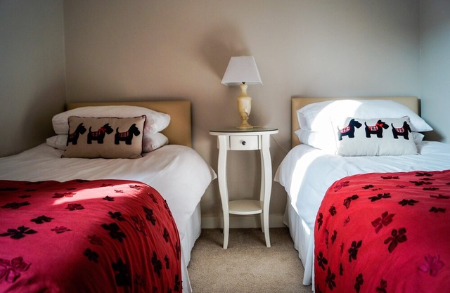 A stroll in the Royal Park - luxury on the edge of Queen's Palace & City Centre