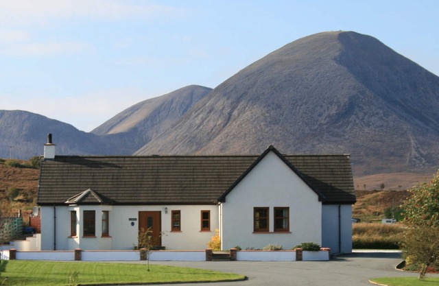 A stunning bungalow (STB 5 star) close to local amenities and pubs.