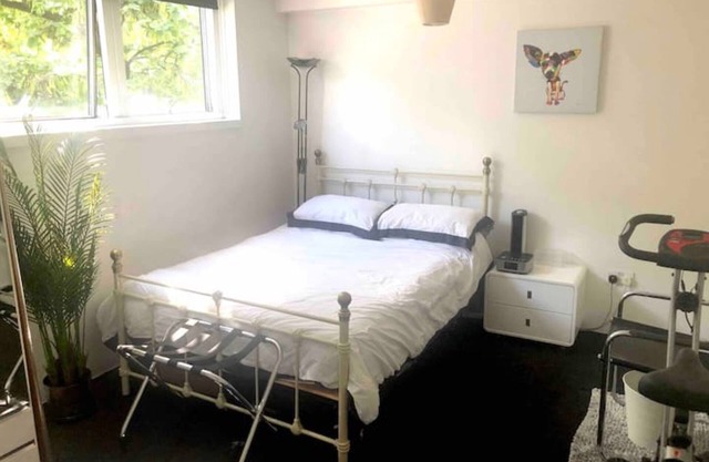 Air-conditioned double-bed room in split apartment with shared kitchen.Fast WIFI