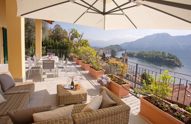 Ample space for to 10 guests, luxury interior with enviable lake views