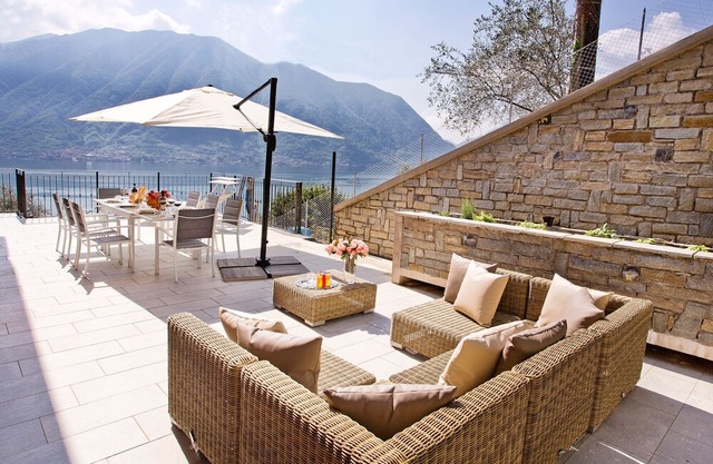 Ample space for to 10 guests, luxury interior with enviable lake views