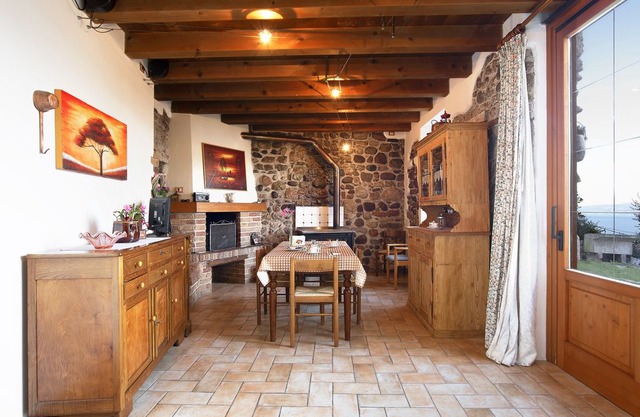Apartment Casa Silvia II with Lake View, Wi-Fi & Garden; Parking Available, Pets Allowed
