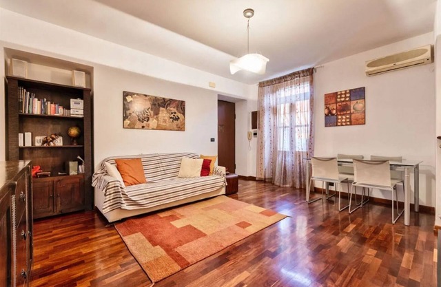Apartment located in an elegant and commercial area (just over 5 minutes walk from Piazza Crocetta) well served by bus and tram to the city center; 10 minutes from the Polytechnic University of Turin.Possibility of paid parking under the house. Quiet and