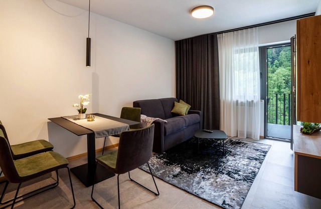Apartment 'Pauli 6' with Mountain View, View of the spa town of Merano, Balcony & Wi-Fi
