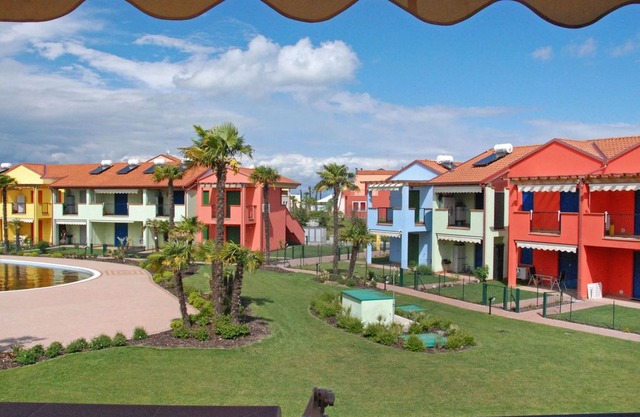 Beautiful apartment for 6 people with A/C, hot tub, pool, TV and balcony
