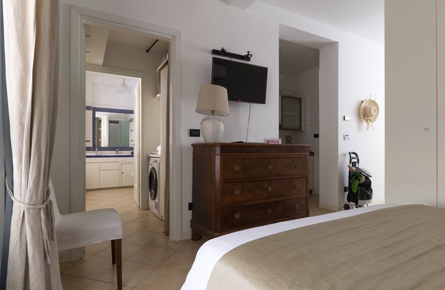 Casa Letizia ONE elegant romantic HISTORICAL CENTER TWO TOWERS