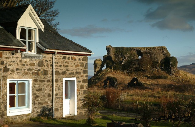 Castle Cottage. 2 Bedrooms. Sleeps 3.