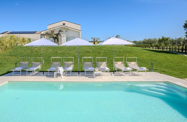 Charming modern villa with pool, just 15 minutes from the beaches of Civitanova Marche