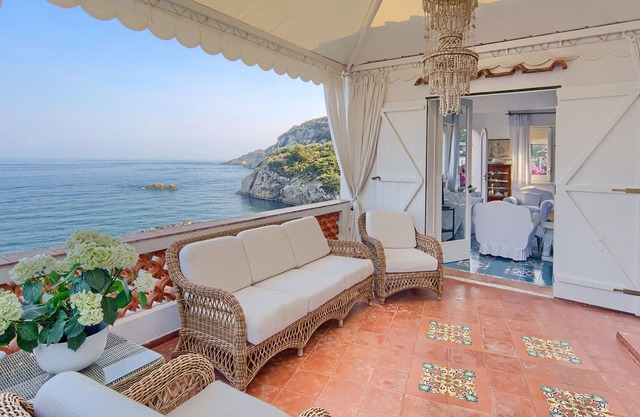 Charming villa for 12 people with enchanting sea view, parking and swimming pool