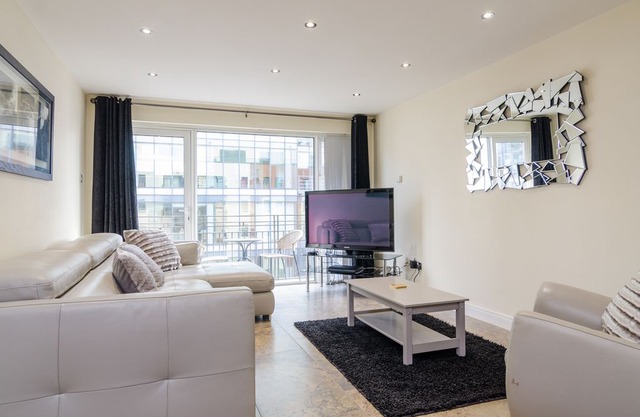 City Centre Luxury Apartment: Free Parking & Wifi